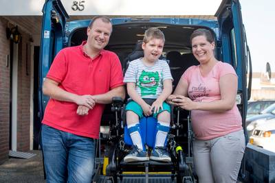 Zieke Benjamin (6) dolblij met nieuwe rolstoelbus