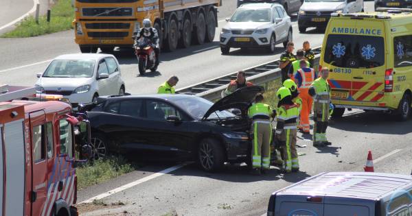 Jaguar vliegt in de vangrail na botsing met bestelbus op A15 bij Meteren.