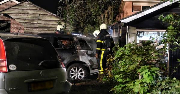 Autobrand Gilze slaat over naar schuur, maar schade blijft beperkt - BN DeStem