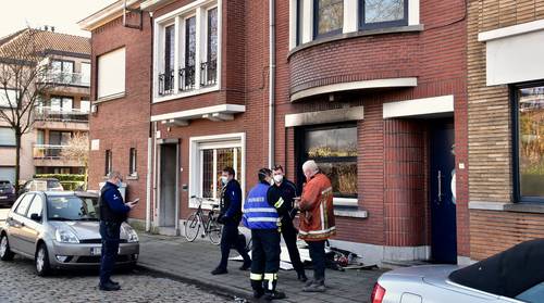 Buren staan machteloos bij vuurzee in woning van Dina (86)