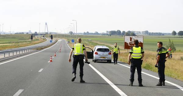 Automobilist met pech wordt aangereden op N50 bij Kampen en overlijdt.