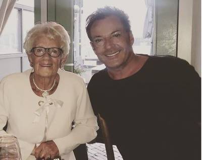 Moeder Gerard Joling krijgt sieraden van fans na inbraak