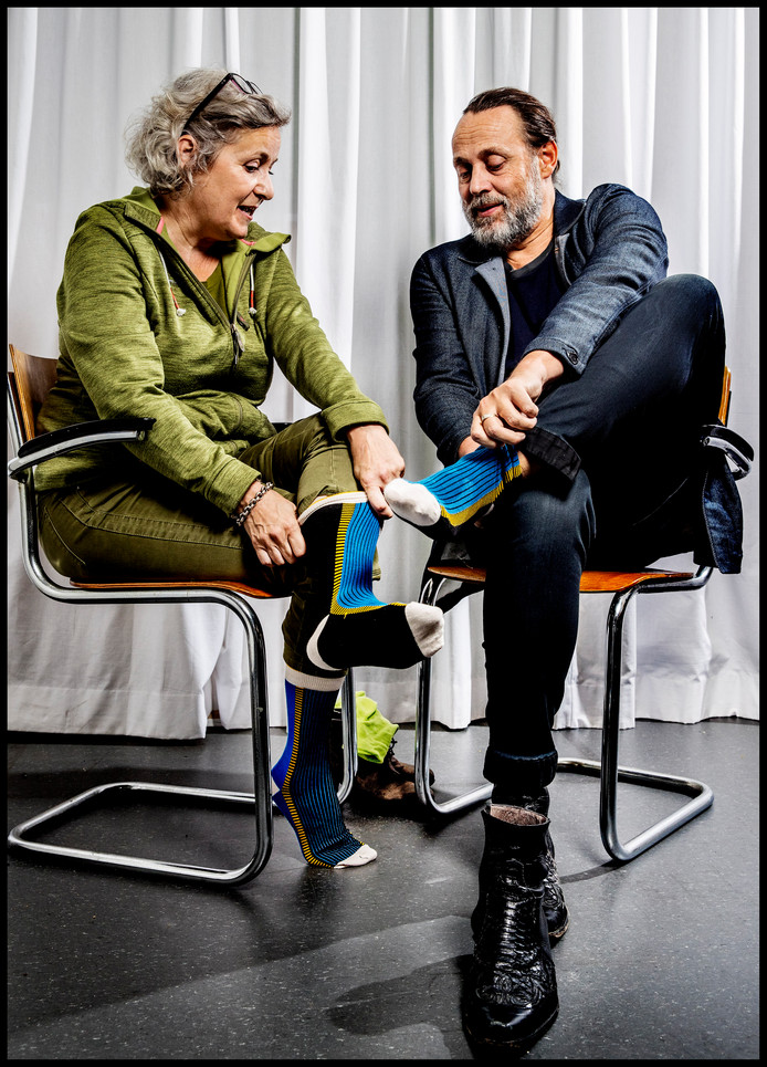 Hugo Borst en Carin Gaemers trekken zogeheten Alzheimer Socks aan. De winst van dit sokkenproject is bestemd voor onderzoek.