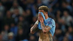 City-speler Walker houdt seksfeestje tijdens lockdown en roept enkele uren later op om maatregelen zéker op te volgen