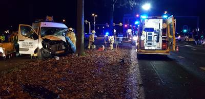 Inzittenden bestelbus gewond bij klap tegen boom