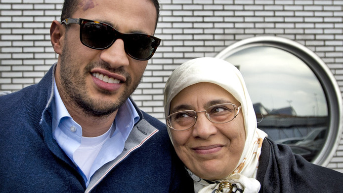 'Badr Hari haalt grap uit met foto moeder in Lamborghini ...