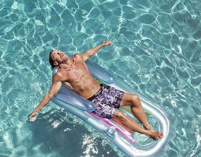 Punkzanger Iggy Pop (70) verbindt zijn naam aan zwemshortsmerk