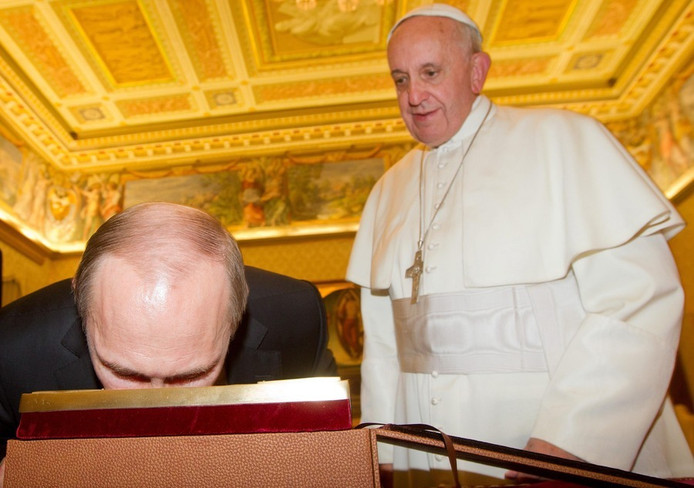 Poetin kust de zogeheten Vladimirskaja, zijn geschenk aan paus Franciscus.