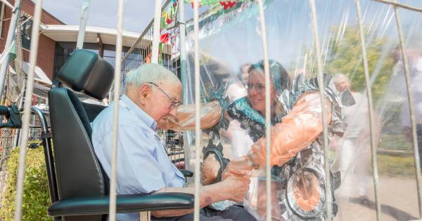 Feestelijk en treurig tegelijk: familie knuffelt 103-jarige Krijn met plastic ertussen - De Stentor