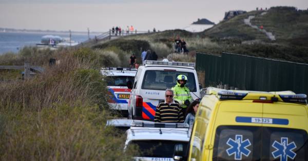 Hulpdiensten hebben maandagavond bij Domburg een drenkeling uit het water gehaald die daarvoor vermist werd..
