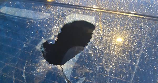 Ruiten ingeslagen van meerdere auto's aan de Fuutlaan in Eindhoven.