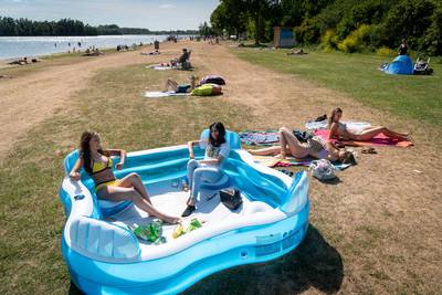 Genoeg plek voor eigen poolbadje op ligweide bij zwemwater