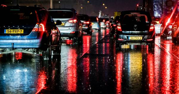 File op de A1 bij Hoenderloo na ongeluk - De Stentor