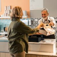 Overal duiken ze op: ouderen met een flexi-job. En nu willen werkgevers er de turbo op zetten