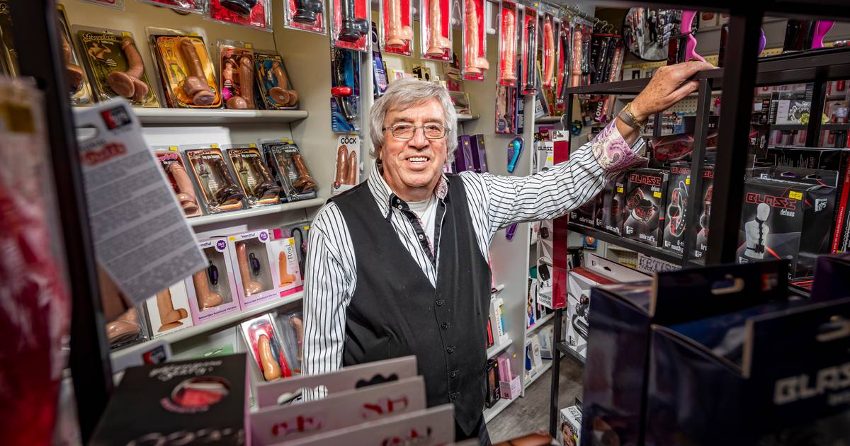 Frenky (79) bestiert al een halve eeuw een seksshop: 'Buttplugs zijn nu hélemaal in' - De Gelderland