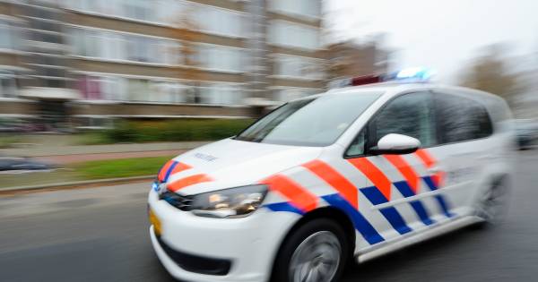 Twee arrestaties Leeuwarden na schoten vanuit auto .