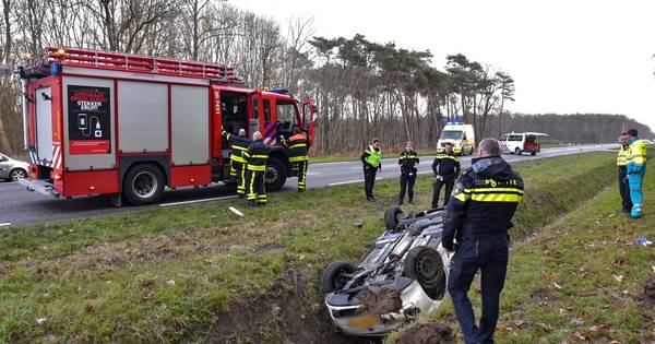 Auto slaat over de kop in Gilze: brandweer bevrijdt beknelde bestuurder - BN DeStem