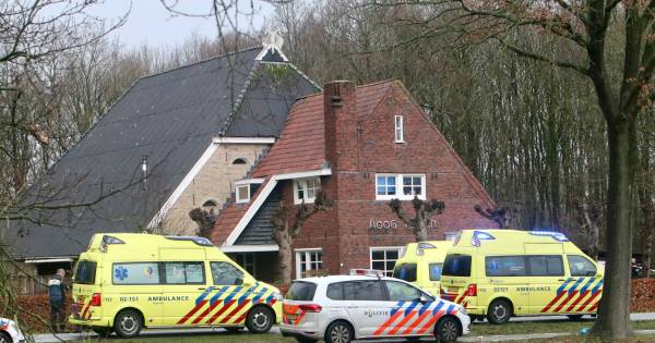 Man vlucht voor politie, rijdt in brandende auto tegen eigen woonboerderij en overlijdt - AD.nl