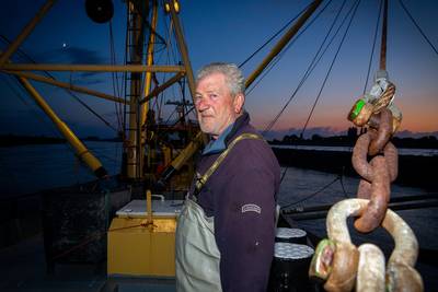 De plasticsoep begint in onze rivieren, zoals de Waal: ‘Ik schrik als ik zie wat er naar boven komt’