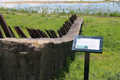 Infobord bij monumentale tankversperring nabij Groessen