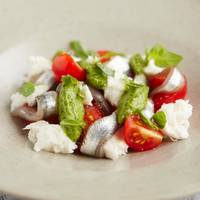 Ook met verse vis een aanrader: ansjovis met tomaat en mozzarella