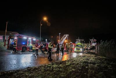Persoon overlijdt nadat auto in Rijn bij Randwijk belandt