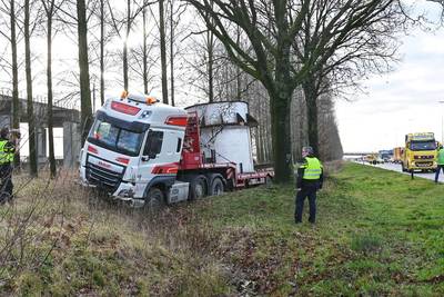 Vrachtwagen raakt van de weg in Zevenbergschen Hoek, chauffeur naar het ziekenhuis