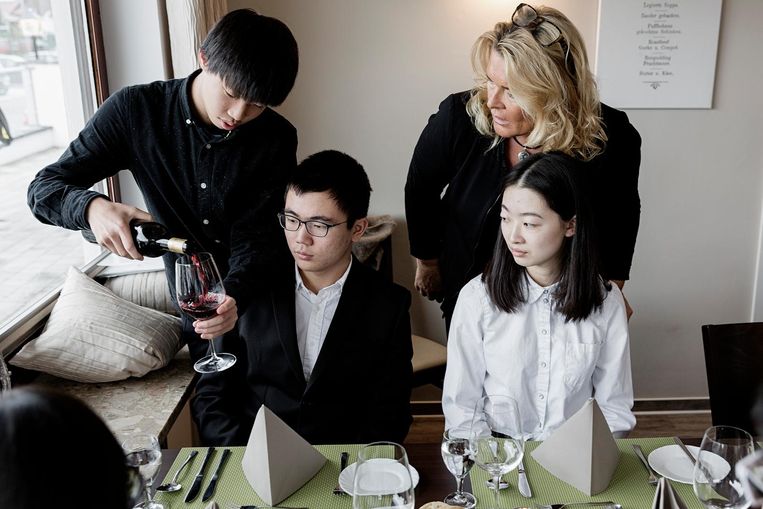 Weichselgarten-Nopper leert Chinese studenten de correctie fleshouding. Beeld Daniel Rosenthal / de Volkskrant