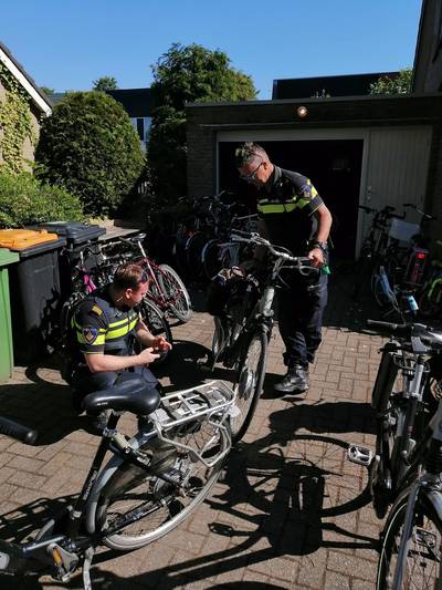 Fietsenmakers in Brouwershaven krijgen politie op bezoek