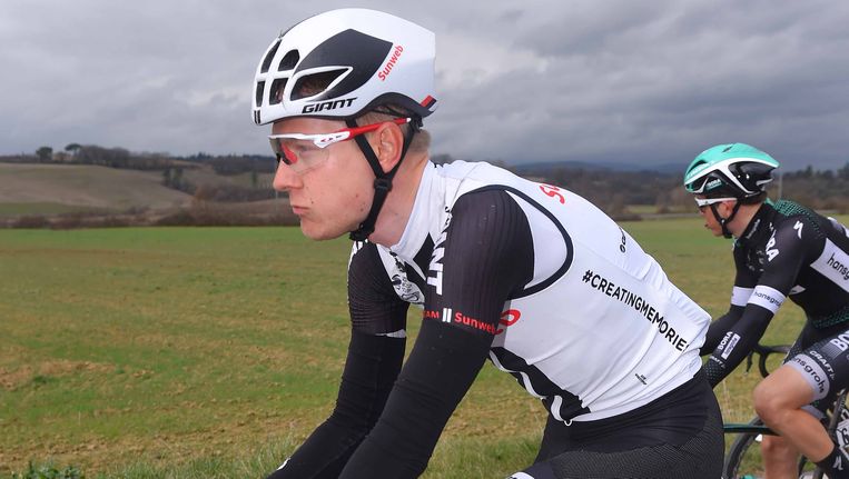 Wilco Kelderman Weken Buiten Strijd Door Vingeroperatie Wielrennen Sport Hln