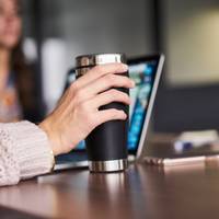 dat ik de hele dag alcohol drink op mijn werk