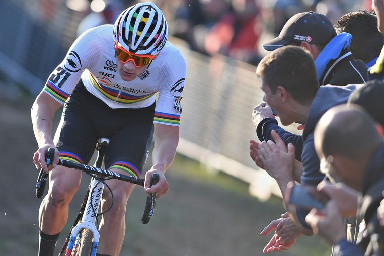 Van der Poel mag derde Europese trui op rij in z'n kast ...