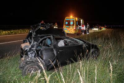 Auto gaat na botsing tollen en slaat een aantal keer over de kop bij Ressen; bestuurder gewond