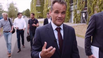 Oud-minister onherkenbaar nadat hij 50 kilo afvalt