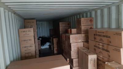 4500 kilo zwaar en illegaal vuurwerk gevonden in zeecontainer bij Gellicum, eigenaar aangehouden
