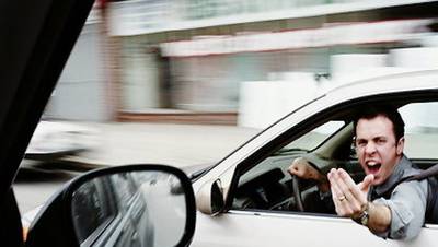 Gevalletje karma: man scheldt agenten uit en knalt tegen paal