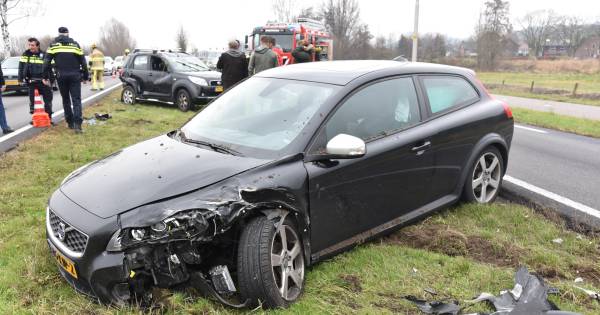 Auto belandt op de kop bij botsing op N325 bij Beek
