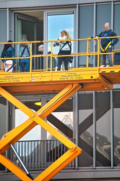 Met de hoogwerker bij 160 ouderen op bezoek: ‘Er worden echt wel traantjes gelaten’