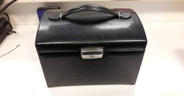 Wie herkent deze sieradenkoffer?