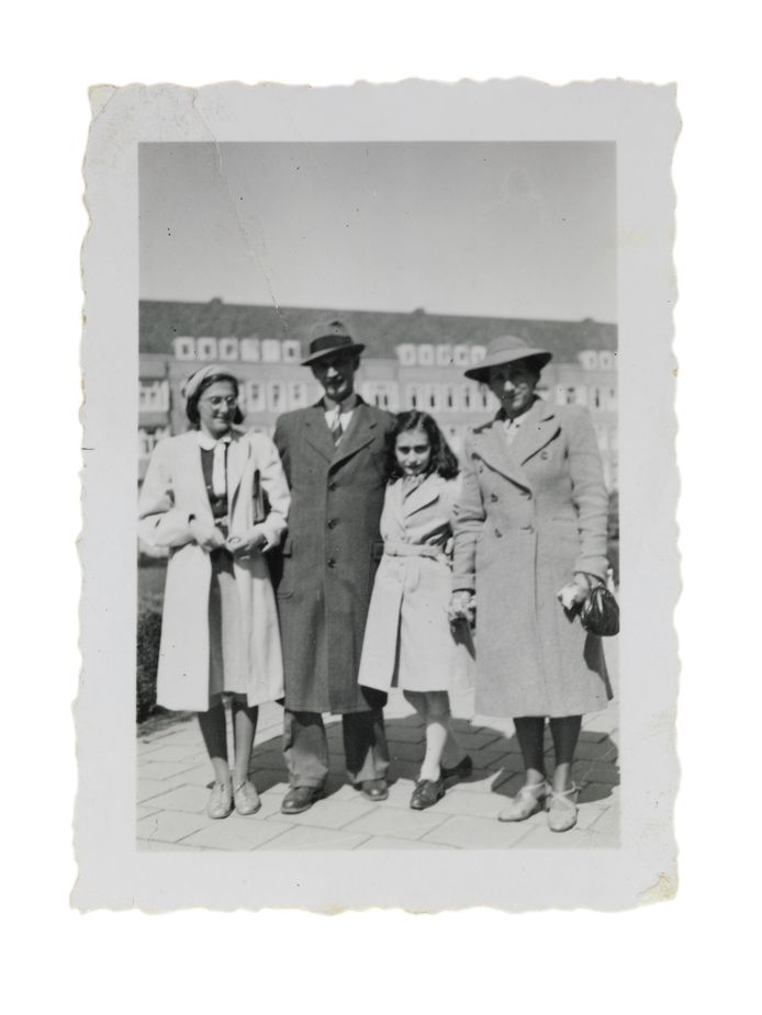 De familie Frank op het Merwedeplein in Amsterdam in mei 1941. Voor zover bekend de laatste foto van het gezin.