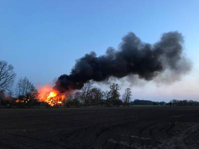 Grote brand net over de grens bij Dinxperlo: leegstaande boerderij stond in lichterlaaie