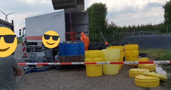 Grote drugsdumping van 2500 liter afval van amfetaminelab gevonden in Heijningen.