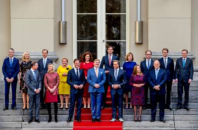 Nieuwe regering als popgroep: de bordesscène van tel tot tel