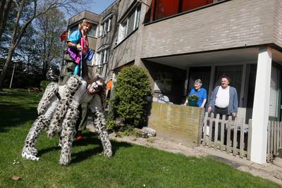 Straatartiest Brabo Leo zit zonder werk en laat dus hond Blaffie uit bij verzorgingshuis