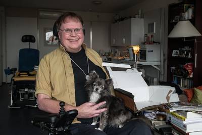 SP'er eet overwinningstaart van GroenLinks Nijmegen op