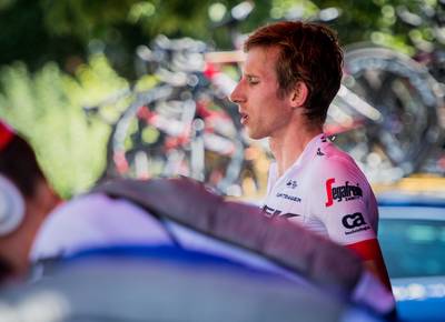 Mollema met stijve rug de Alpen in: 'Het wordt overleven'