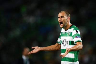 Dost moet in Boekarest vanaf de bank toekijken