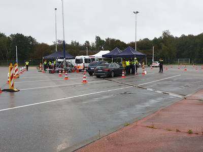 Politie deelt tientallen bekeuringen uit en neemt een mes in beslag bij verkeerscontrole in Deurning