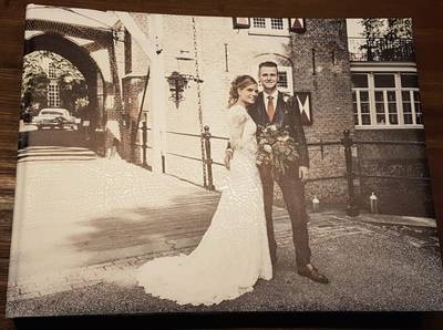 Echtpaar vindt gestolen trouwboek terug, in stukken gescheurd en gedumpt langs de A28