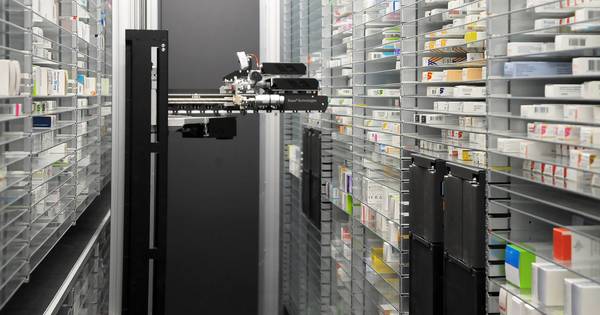 Robot haalt pilletjes bij nieuwe apotheek Oostburg | Zeeland - BN DeStem
